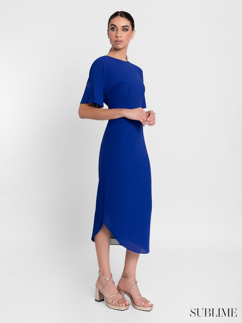 Vestido túnica midi de plumas asimétrico manga corta con cuello redondo