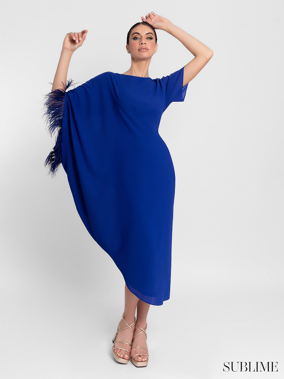 Vestido túnica midi de plumas asimétrico manga corta con cuello redondo