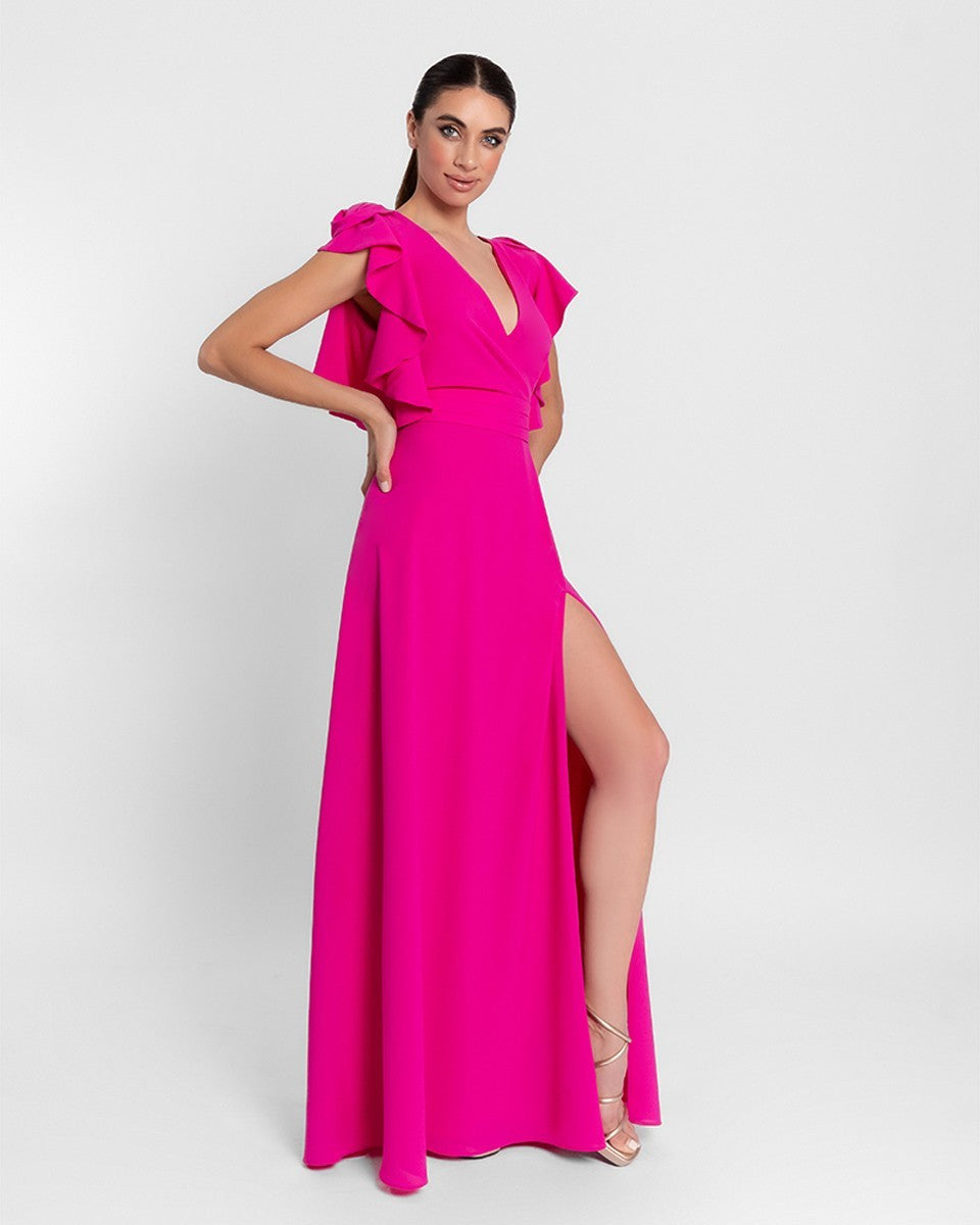 Vestido largo abertura fucsia y manga de volantes