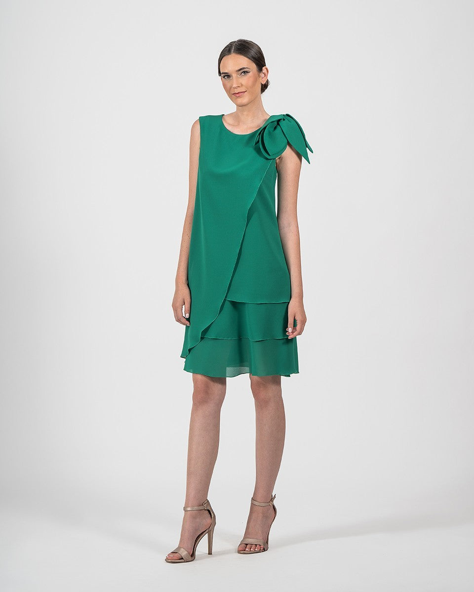 Vestido corto evasé de capas con cuello redondo y flor al hombro