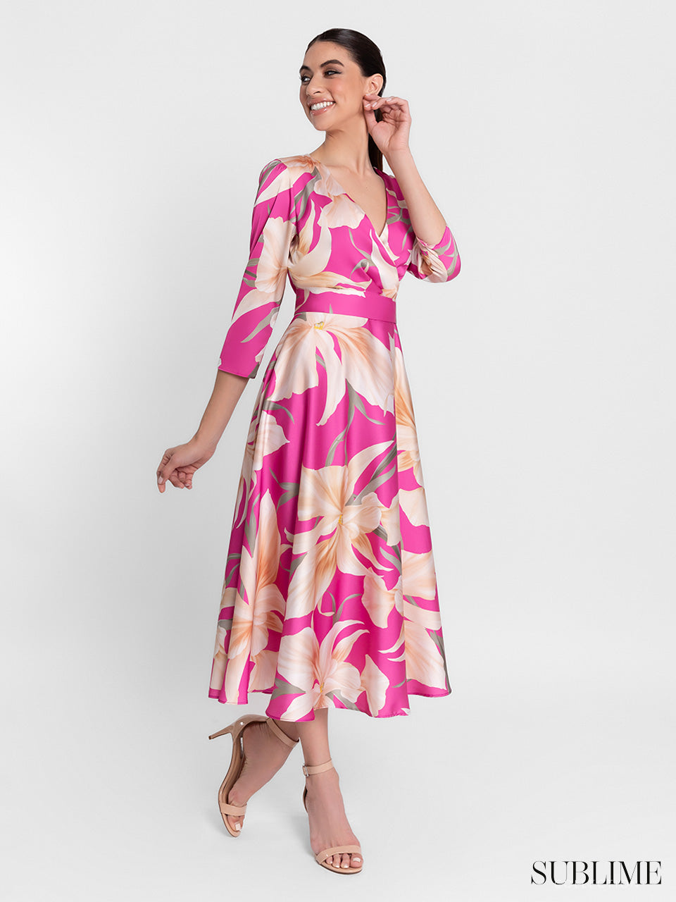 Vestido midi cruzado de satén con estampado de flores y cinturón