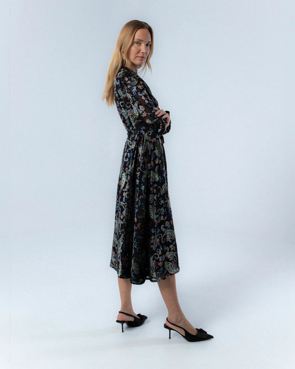 Vestido corto estampado de terciopelo estilo camisero con lazada y manga larga