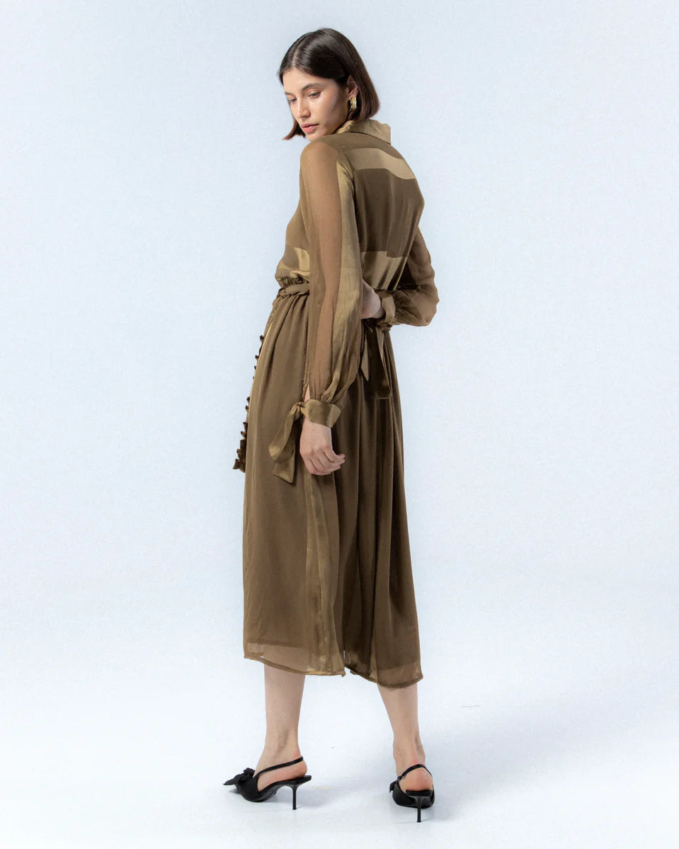 Vestido midi camisero manga larga de rayas satinadas con solapas y lazada plisada