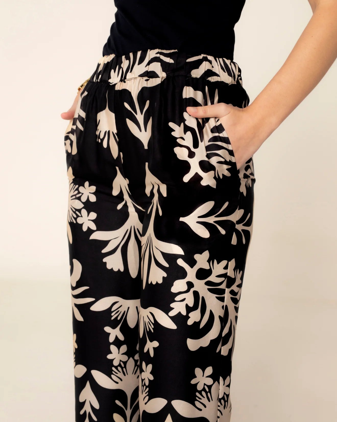 Pantalon Satinado Beige Y Negro Amara