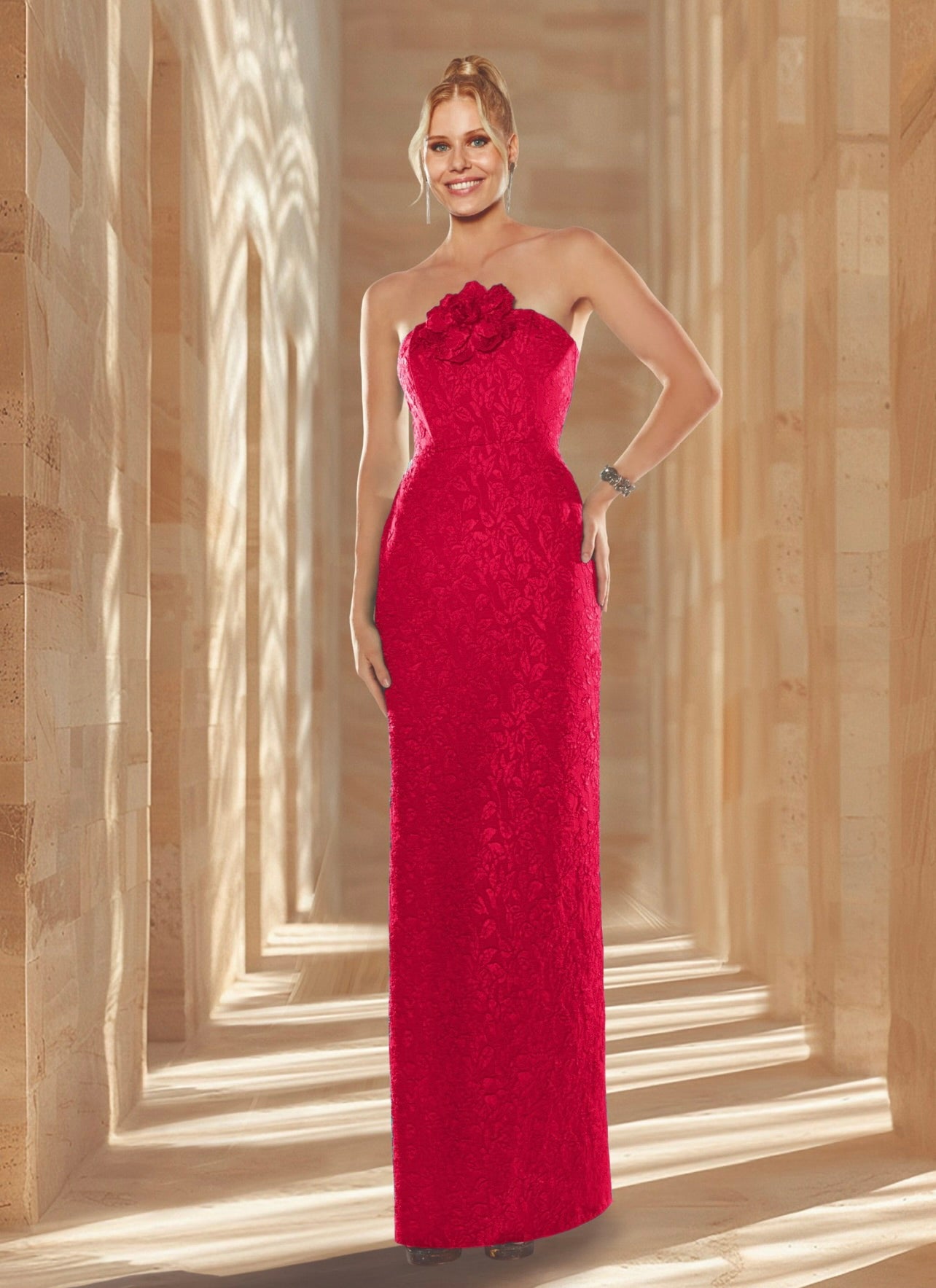 Vestido largo recto palabra de honor y capa con flor y sobrefalda