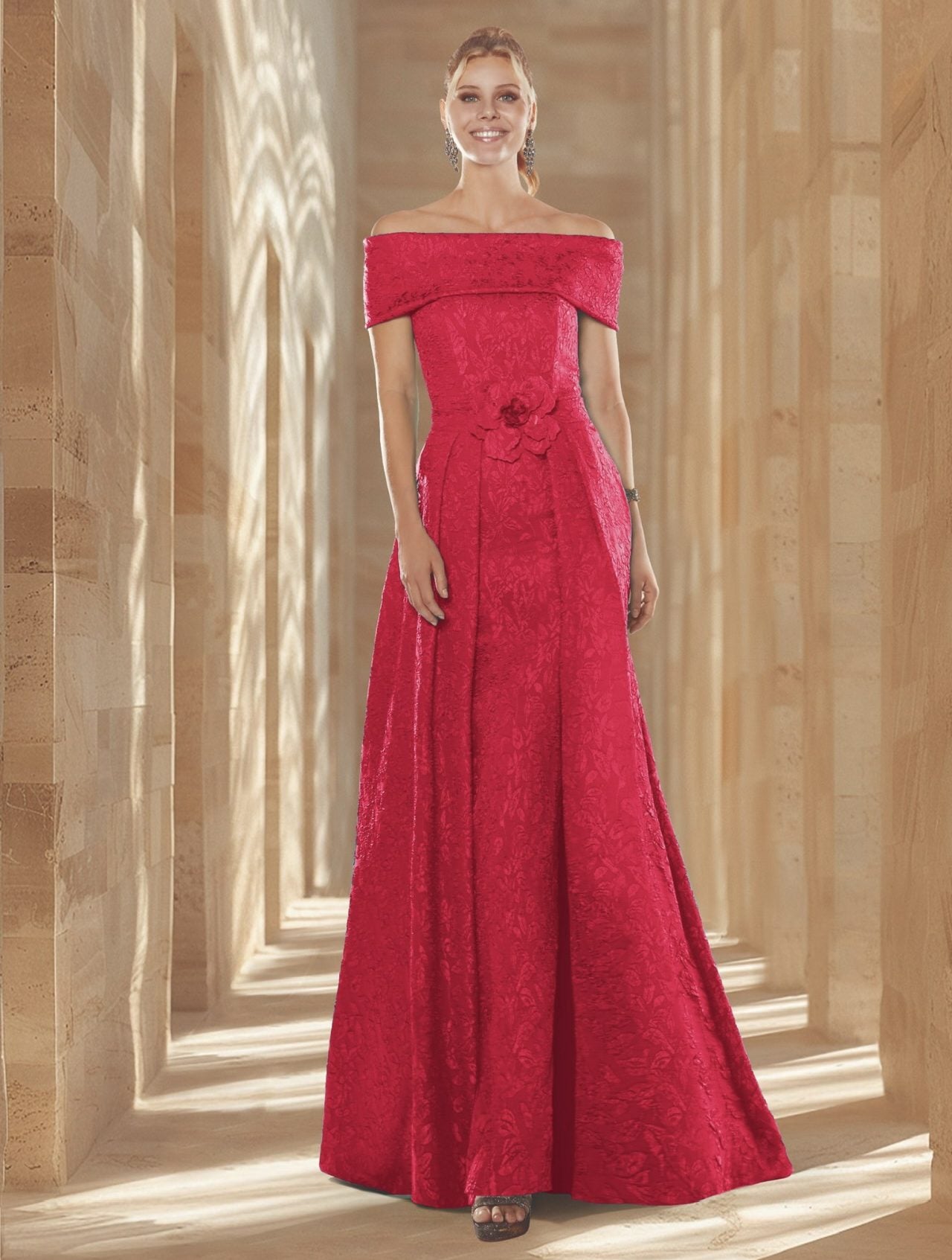 Vestido largo recto palabra de honor y capa con flor y sobrefalda