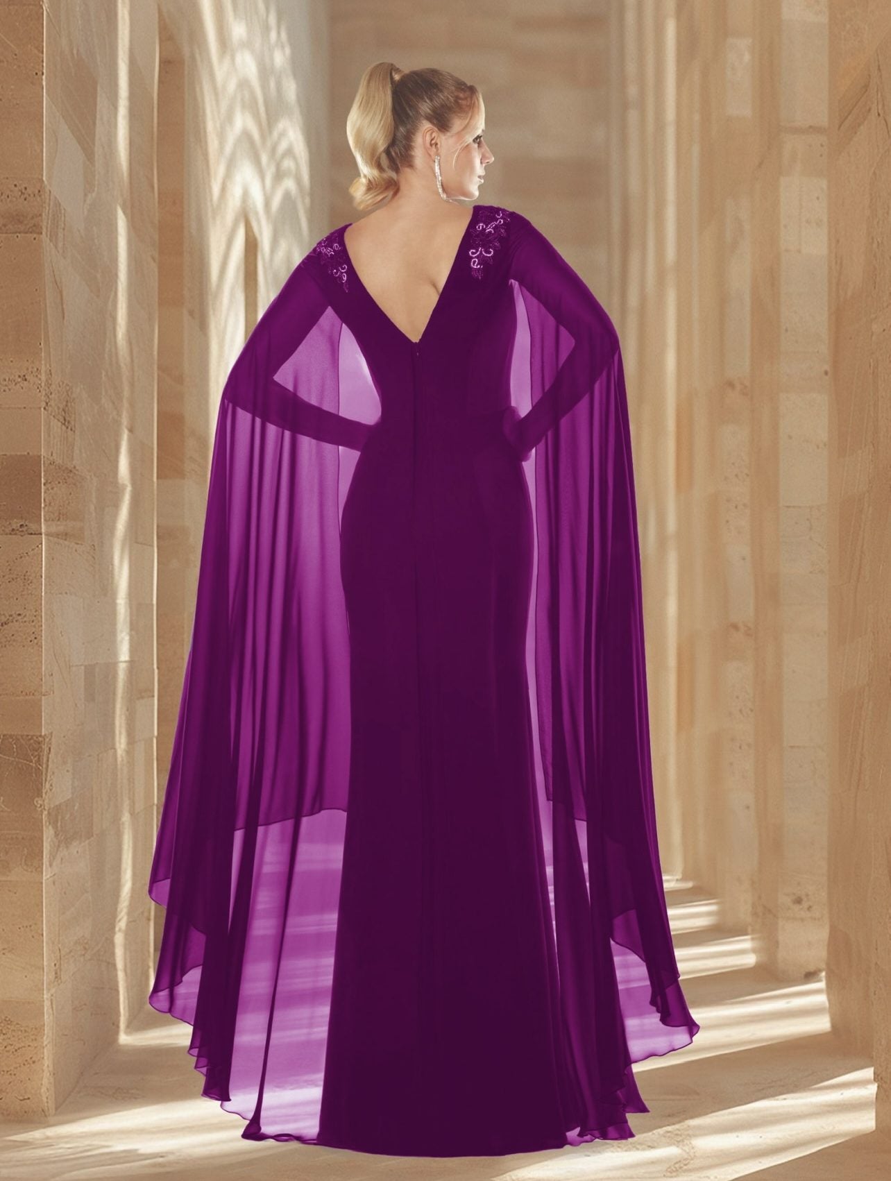 Vestido largo de pedrería en hombros con manga de capa y espalda descubierta