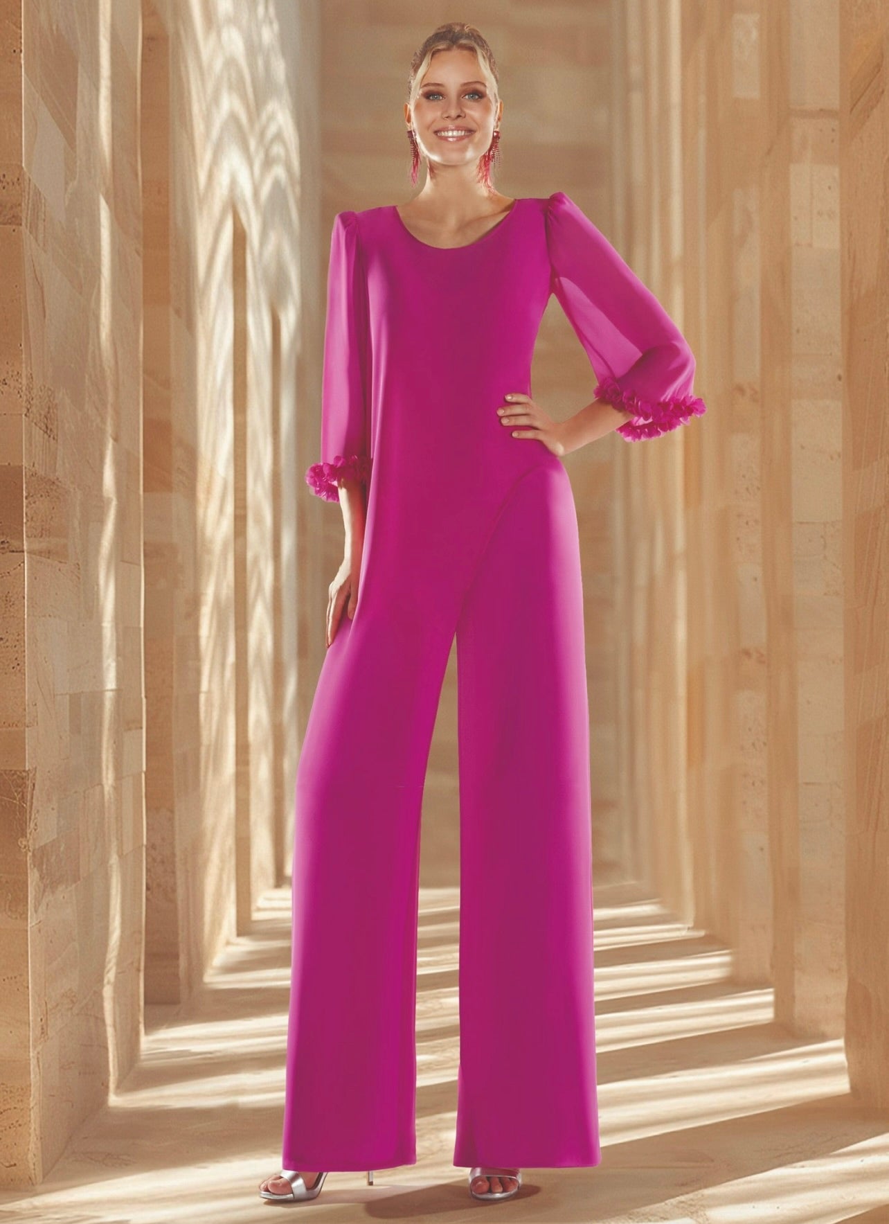 Mono largo escote cruzado con sobrepieza de manga acampanada y flores