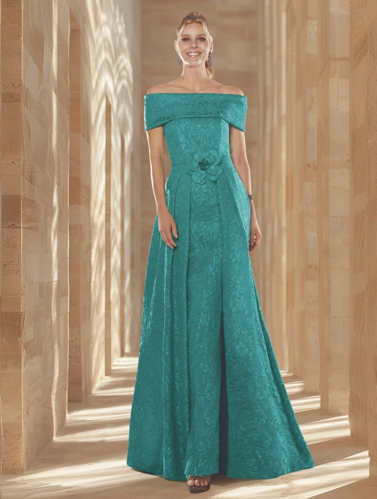 Vestido largo recto palabra de honor y capa con sobrefalda y broche de flor