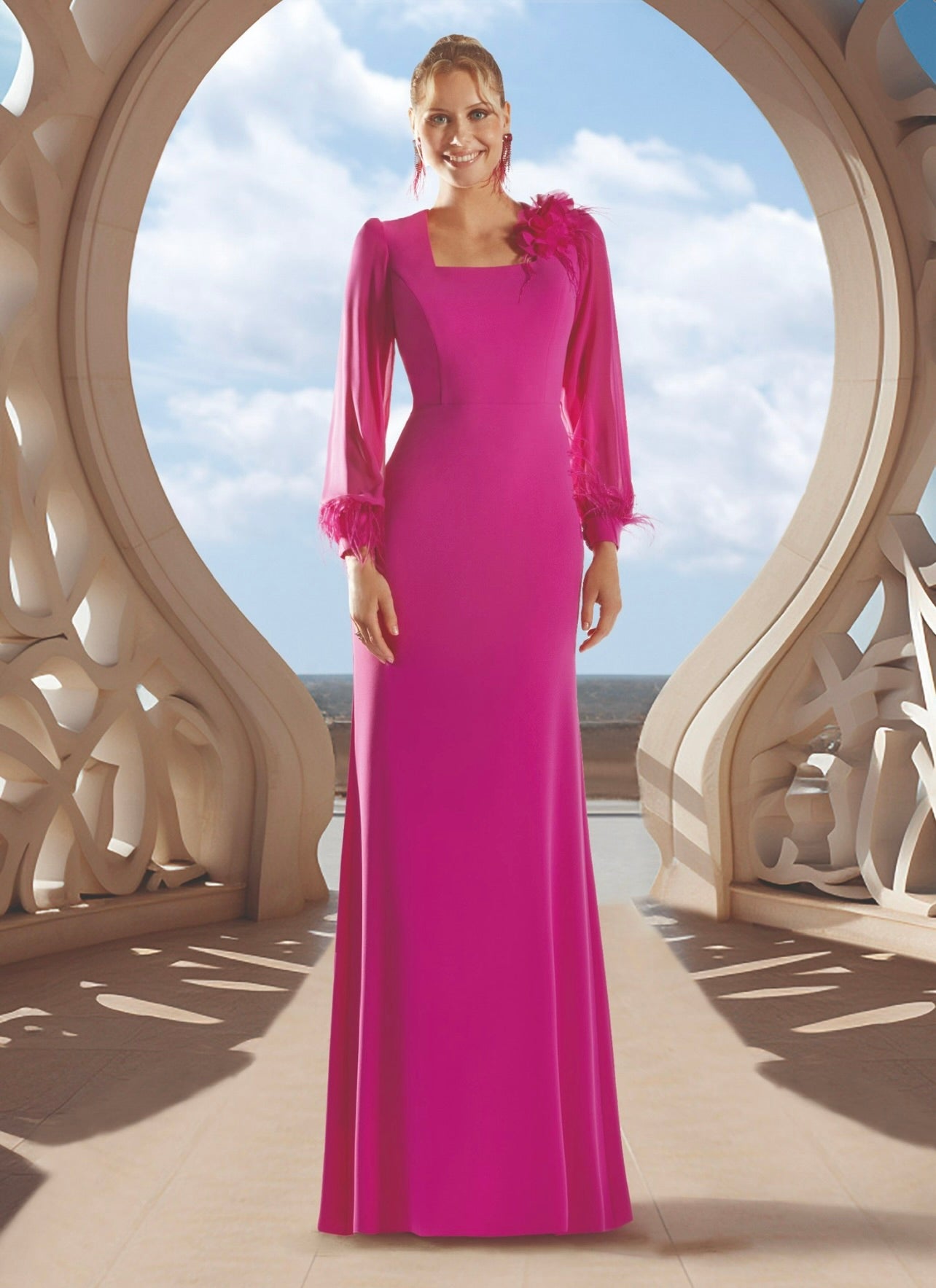 Vestido largo escote cuadrado de manga abullonada con sobrefalda de gasa y plumas