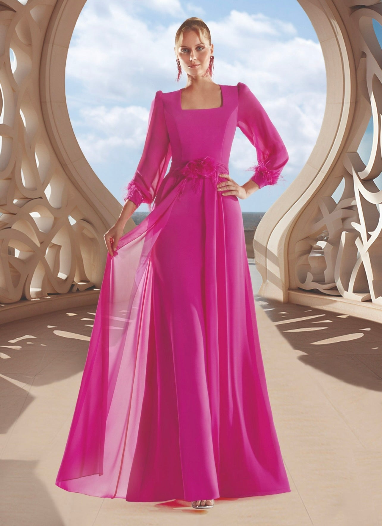 Vestido largo escote cuadrado de manga abullonada con sobrefalda de gasa y plumas