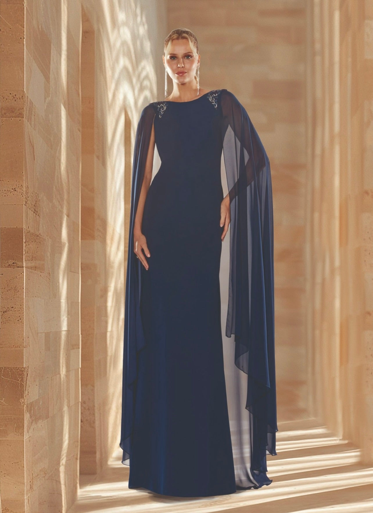 Vestido largo de pedrería con manga en forma de capa y espalda descubierta