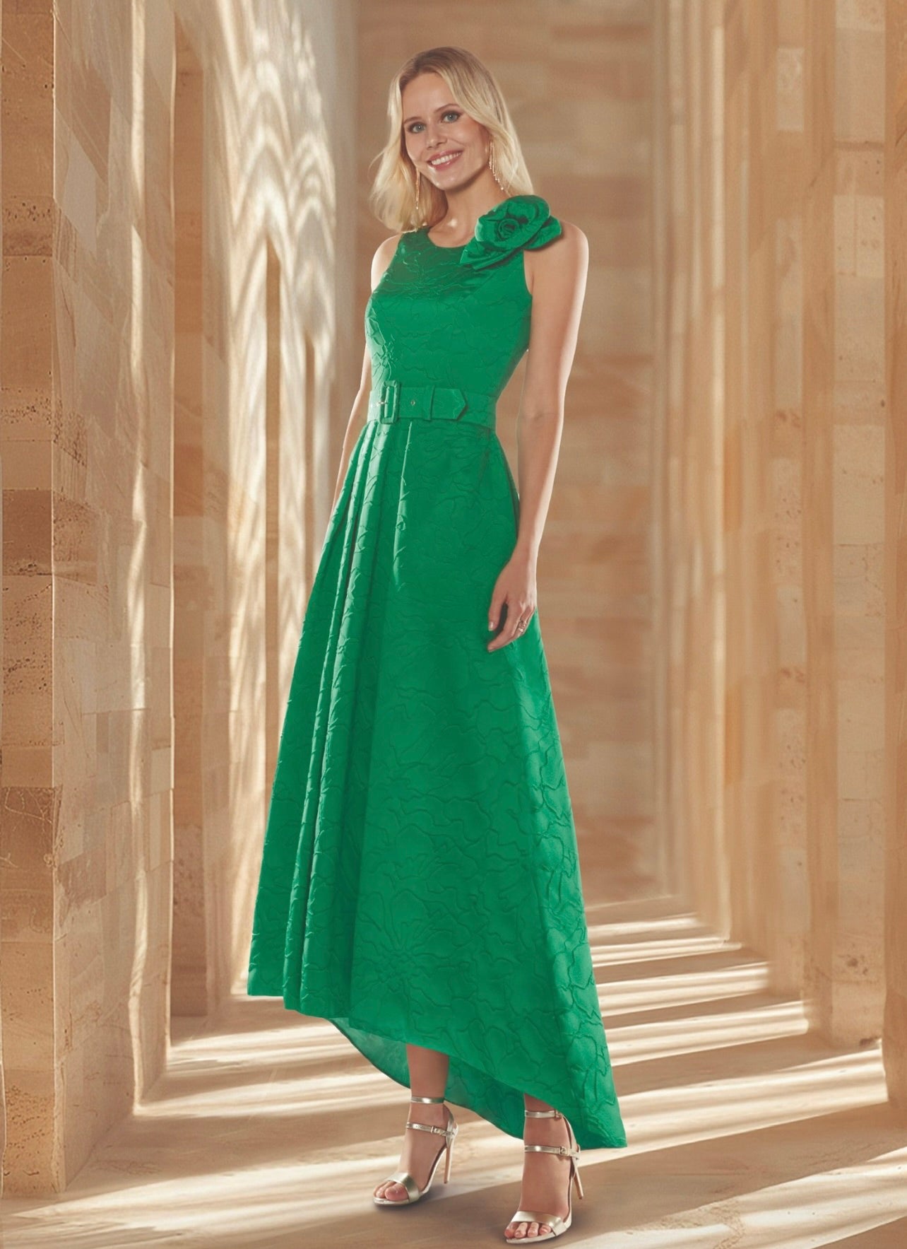 Vestido midi asimétrico jackard de flores sin mangas con cinturón