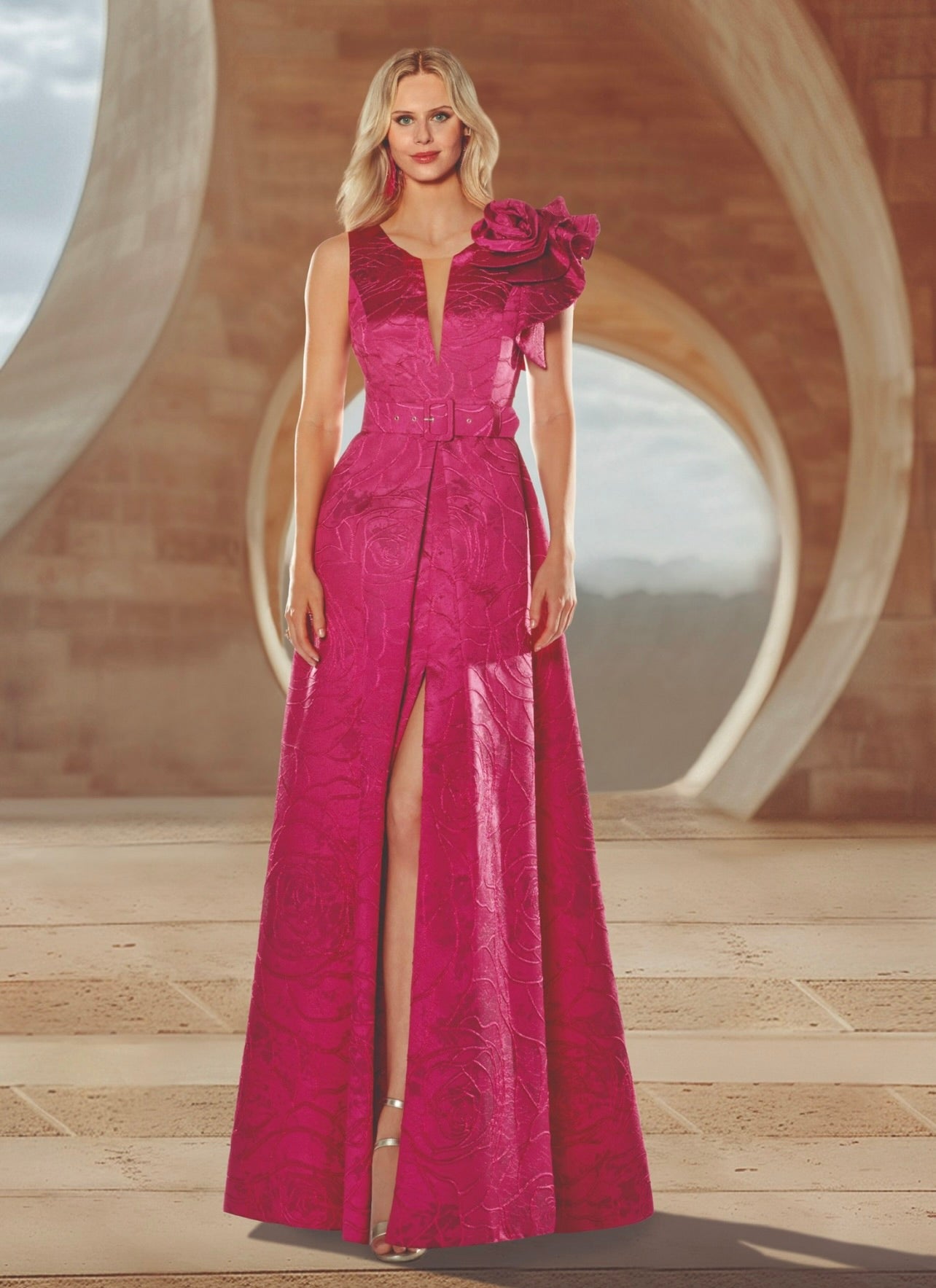 Vestido largo jackard plisado con volantes en forma de flor y abertura