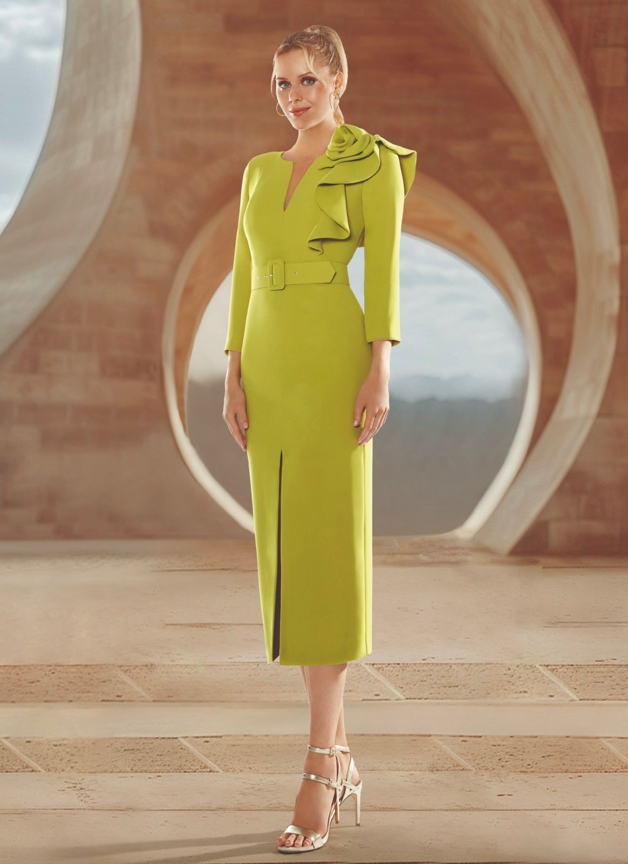 Vestido midi recto de escote en V manga larga con volantes y cinturón