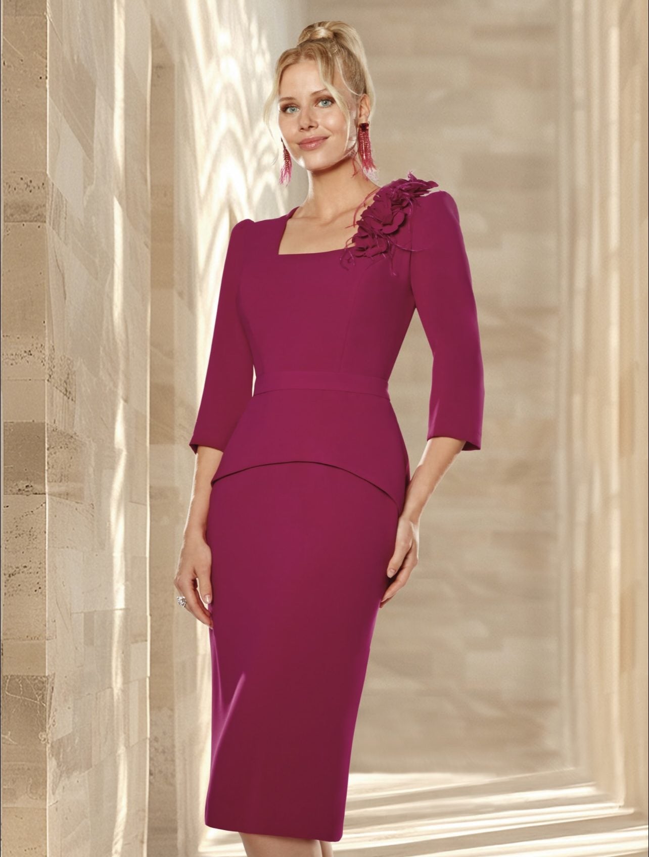 Vestido corto de escote recto manga francesa con flor y peplum