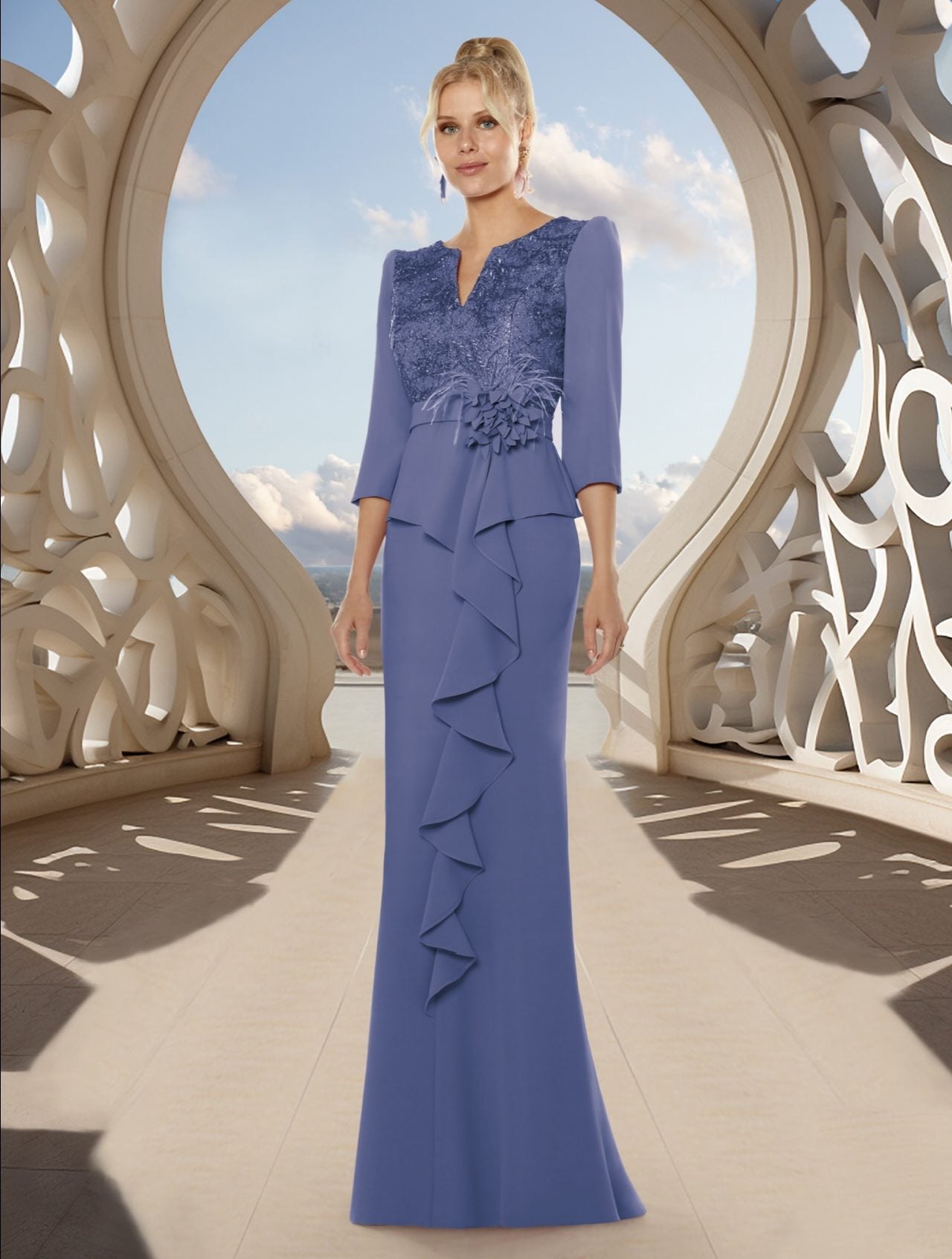 Vestido largo de blonda con volantes en cascada y flor a la cintura