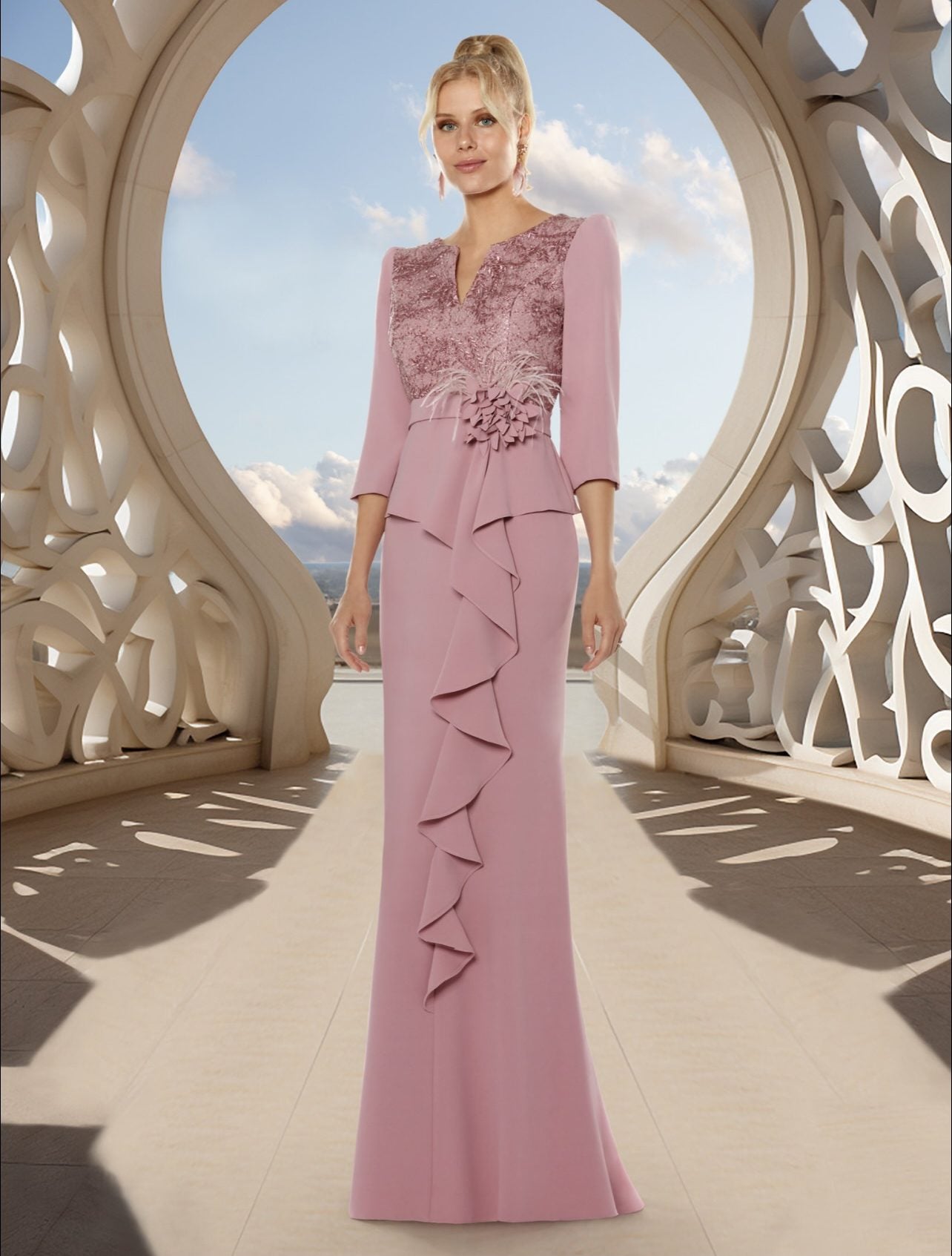 Vestido largo de blonda con volantes en cascada y flor a la cintura