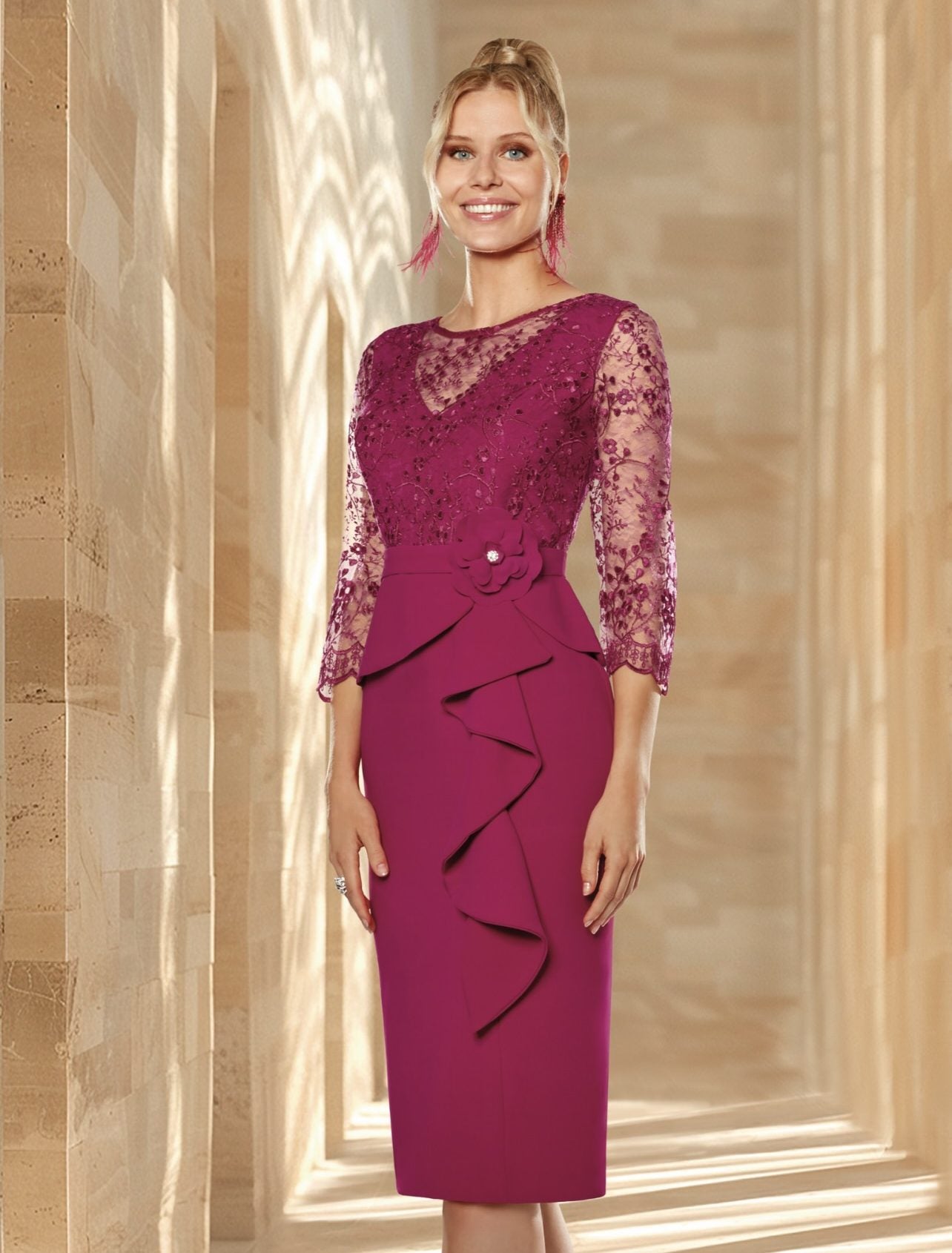 Vestido corto de blonda con escote ilusión manga francesa y peplum