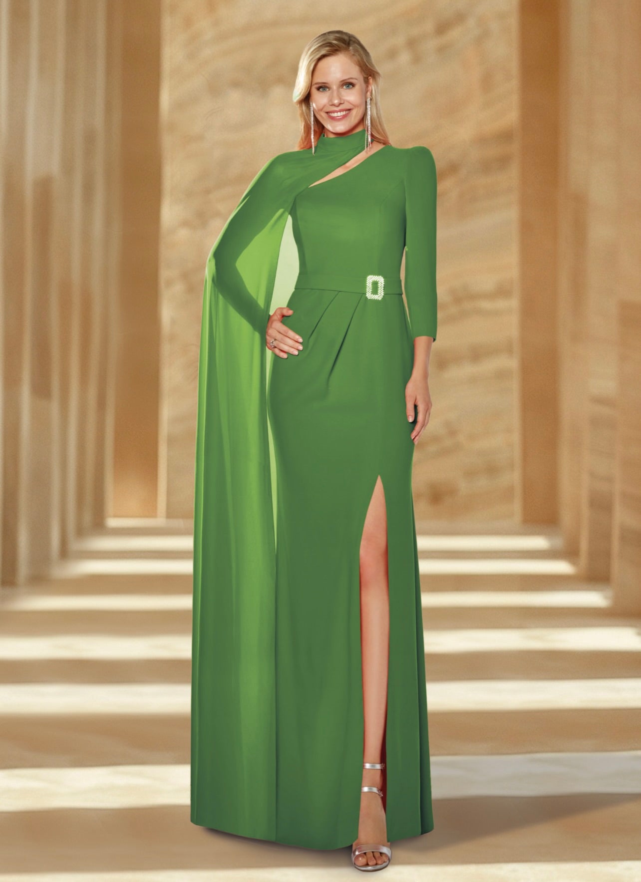 Vestido largo de escote asimétrico con cinturón y capa de gasa