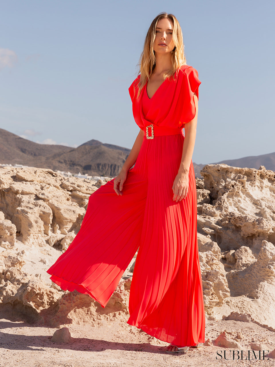 Mono largo con escote pico y pierna plisada