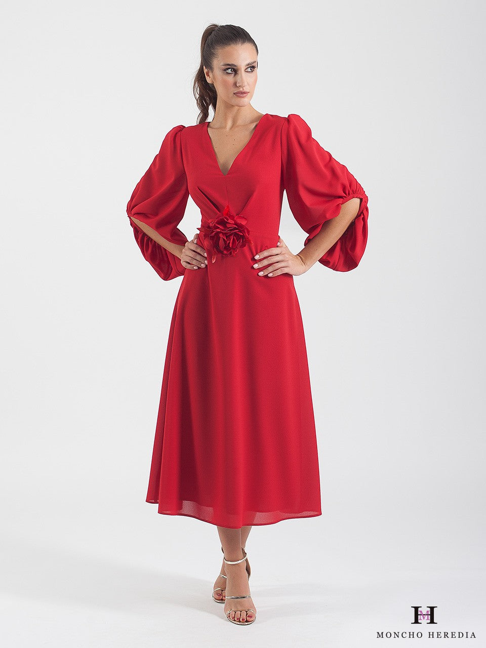 Midikleid aus Chiffon-Crêpe mit Puffärmeln und V-Ausschnitt