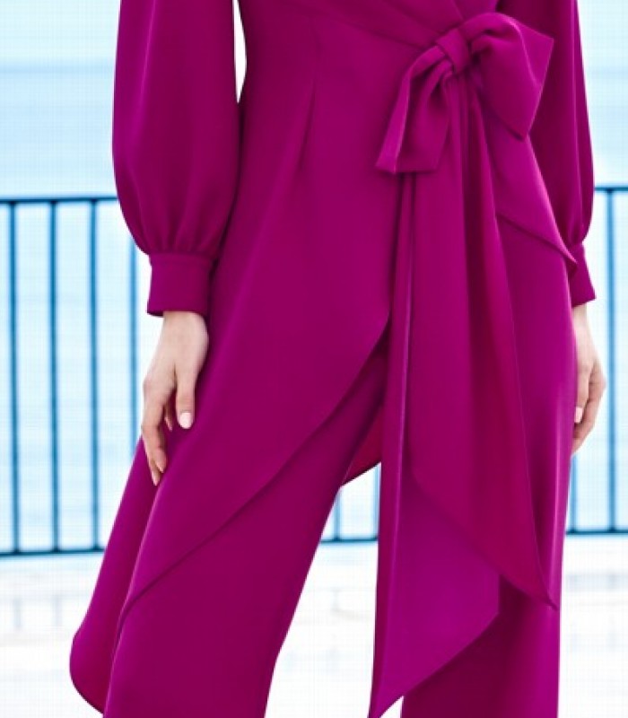 Set aus zweireihiger Jacke mit Schleife und gerader Hose