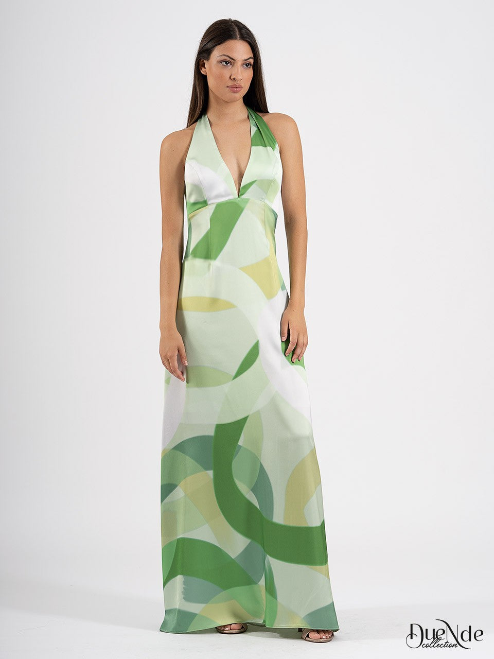 Vestido largo estampado de satén con escote halter y espalda descubierta