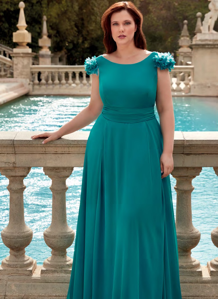 Vestido largo turquesa con detalle en los hombros.