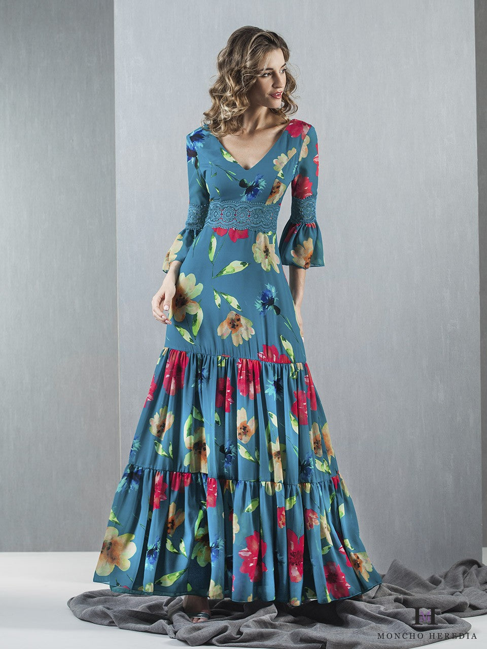 Langes bedrucktes Kleid mit Rüschen am Rock.