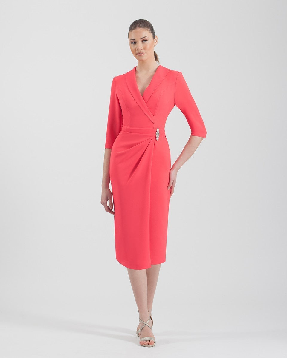 Vestido midi de corte recto, cruzado con broche y manga francesa