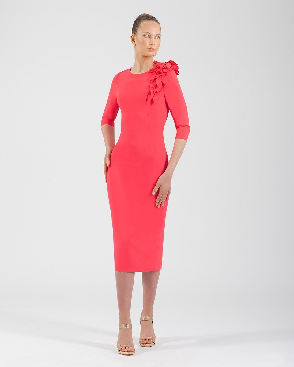 Midi-Bleistiftkleid mit offenem Rücken und Blume auf der Schulter