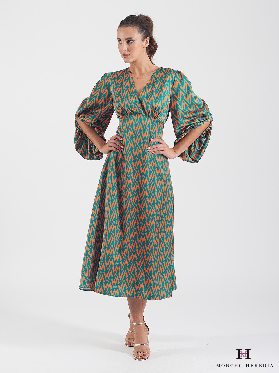 Bedrucktes Midikleid aus Satin mit überkreuztem Ausschnitt und Gigot-Ärmeln