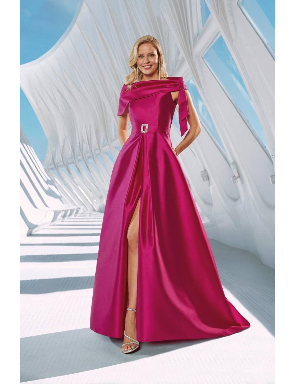 Vestido largo sin mangas de escote asimétrico con volantes y cinturón