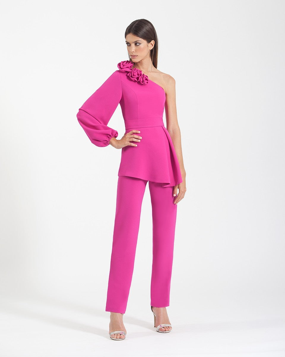 Set aus asymmetrischer Schößchenbluse und gerader Hose