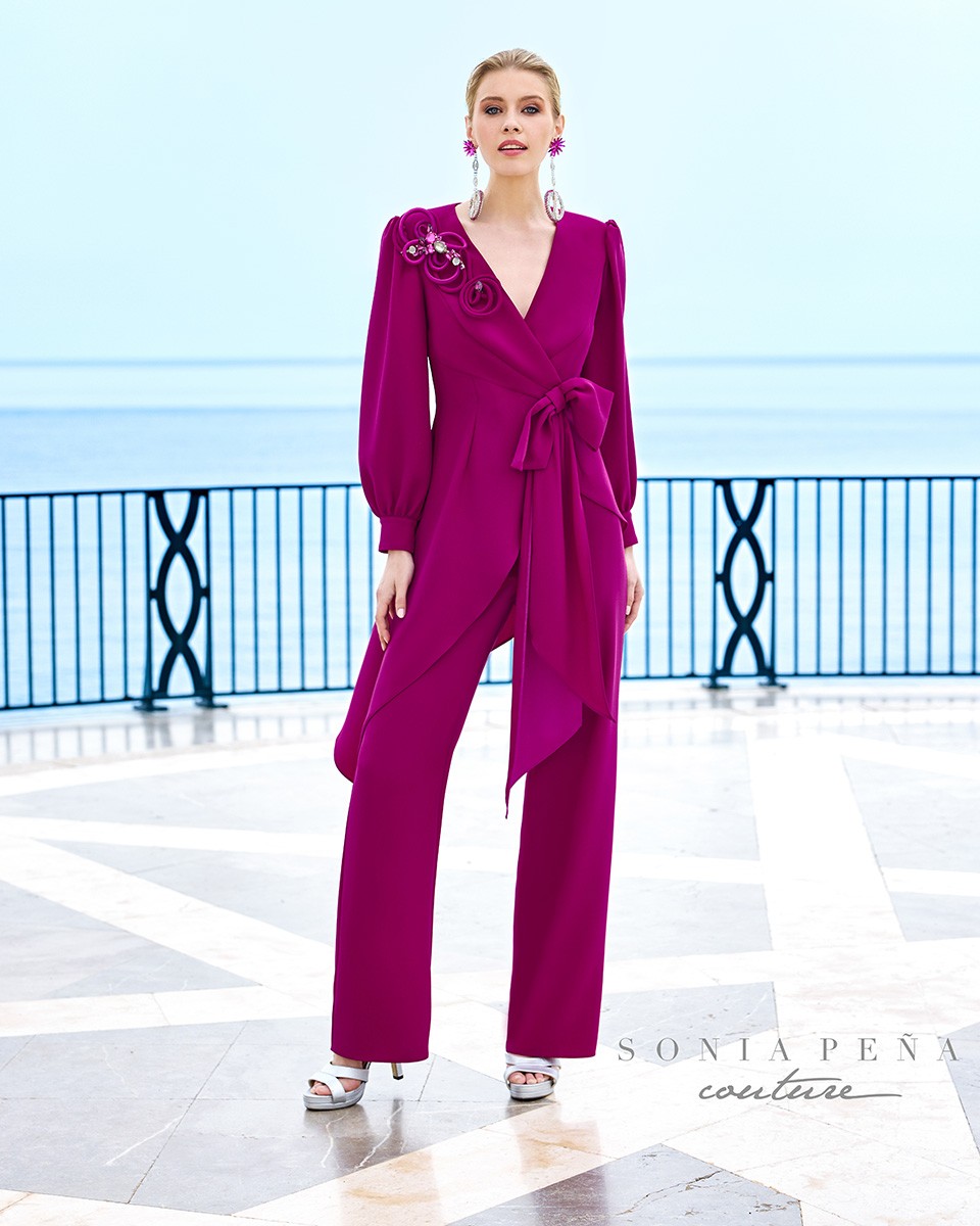 Set aus zweireihiger Jacke mit Schleife und gerader Hose