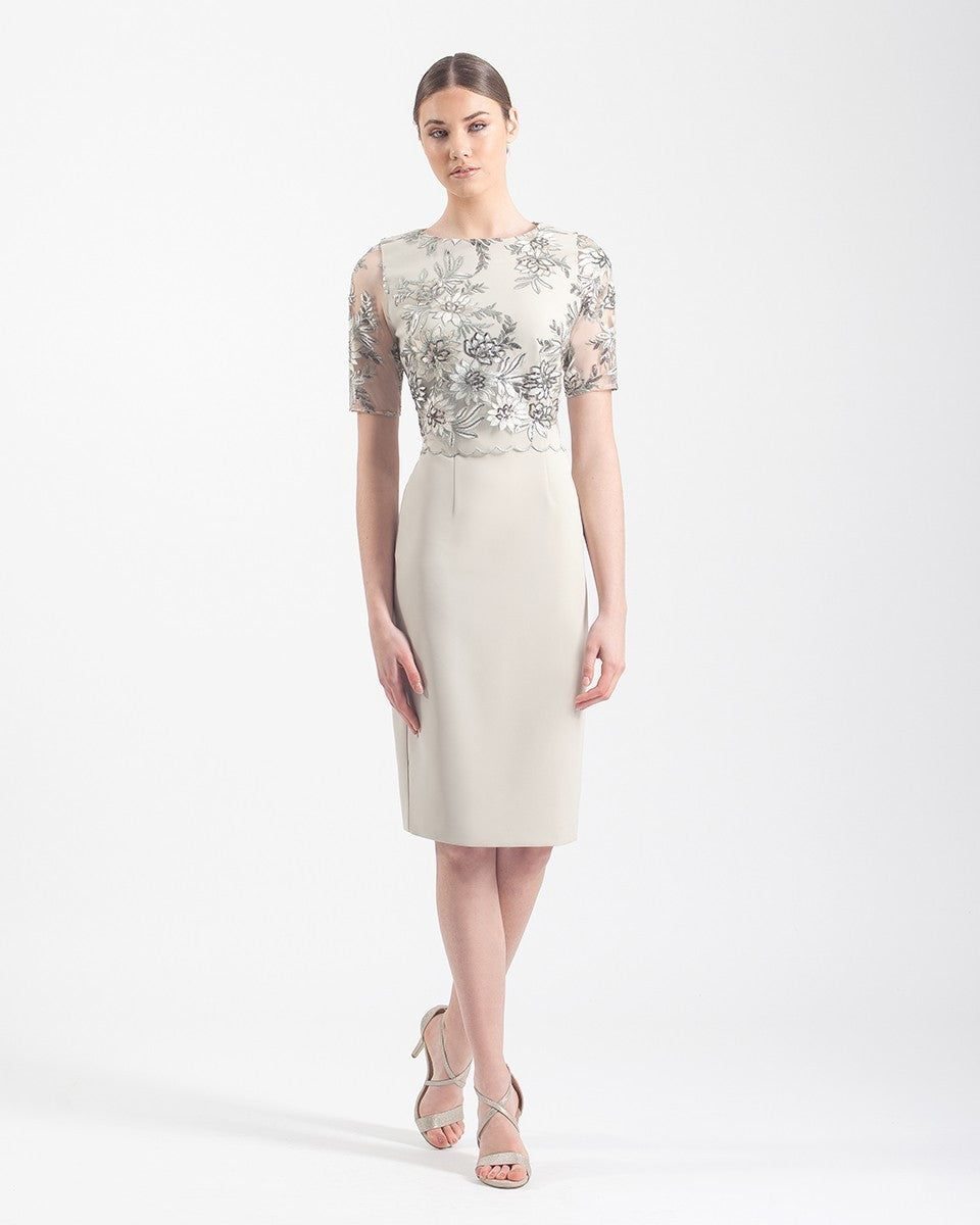 Kurzes Etuikleid mit 3/4-Ärmeln mit Spitze und Illusionsausschnitt
