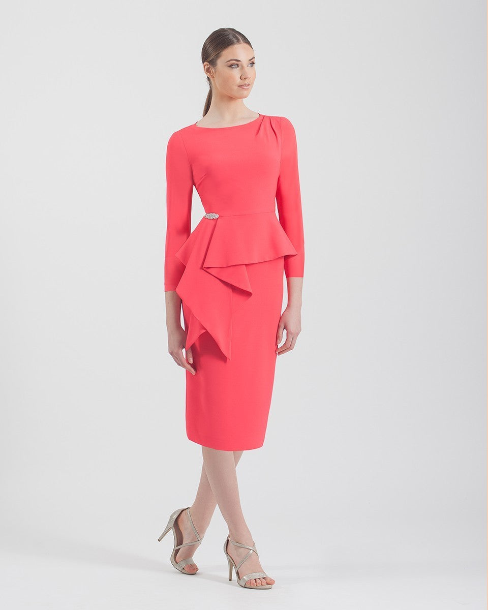 Kurzes Etuikleid mit französischen Ärmeln mit Schößchen und rundem Ausschnitt