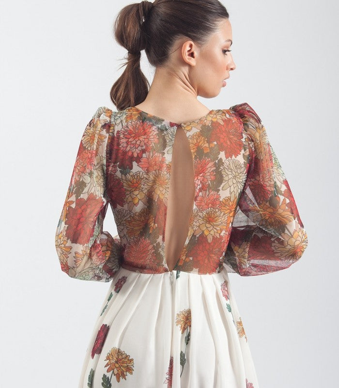 Langes, ausgestelltes Kleid mit halbtransparenten Gigot-Ärmeln