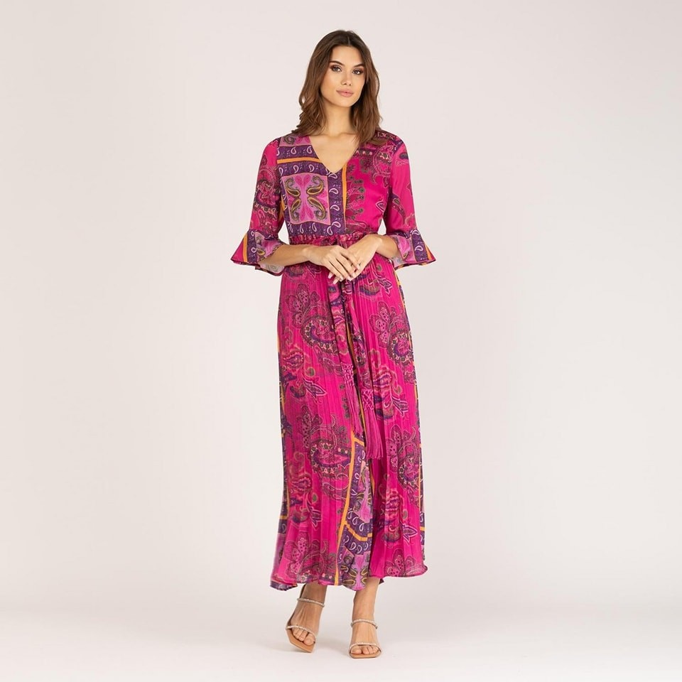 Vestido largo plisado fucsia con manga francesa