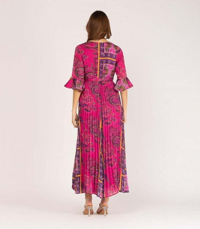 Vestido largo plisado fucsia con manga francesa