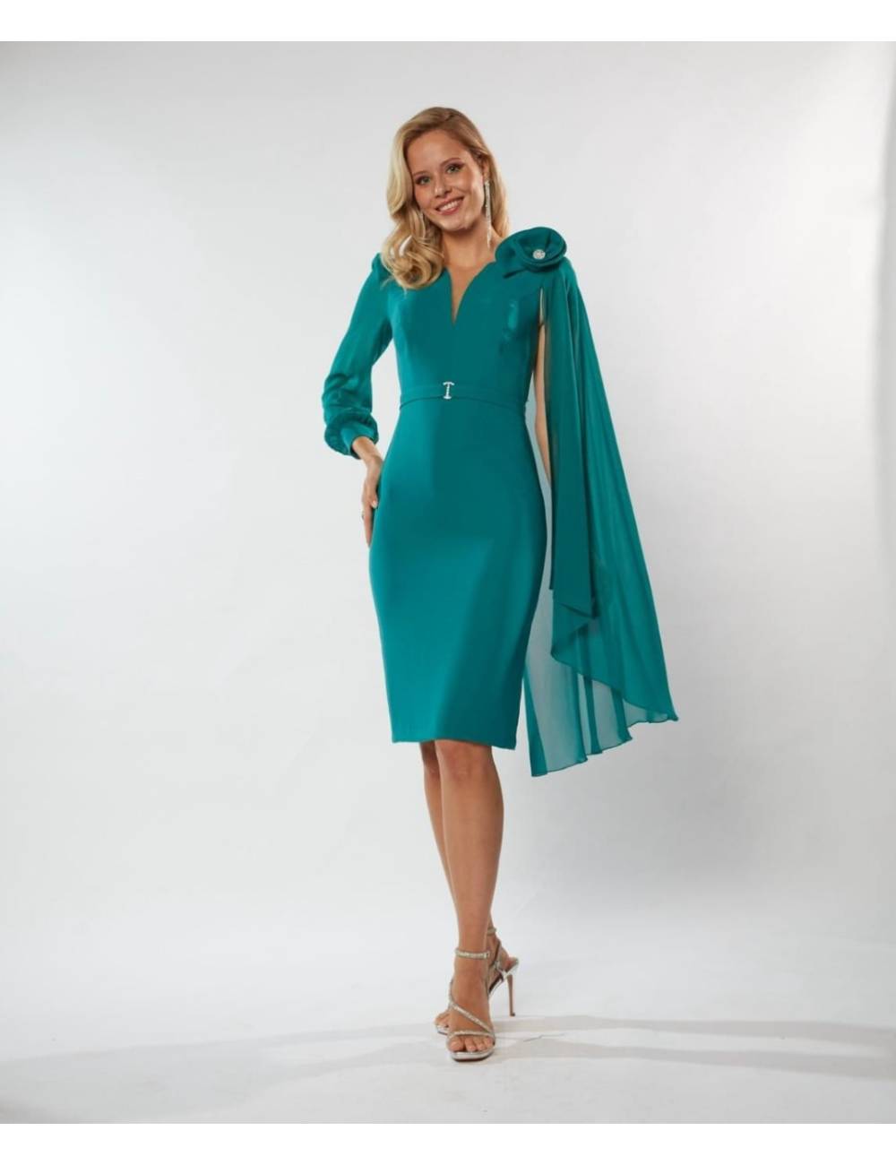 Vestido midi corte recto de escote profundo con bordado y pedrería