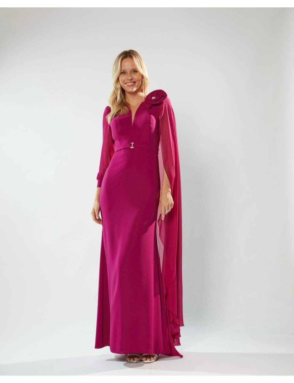 Vestido largo corte sirena de escote en pico y capa de gasa