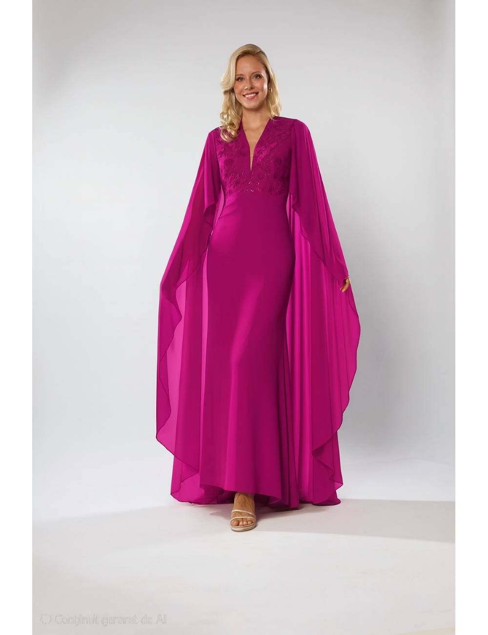 Vestido largo corte sirena de escote profundo con bordado y pedrería