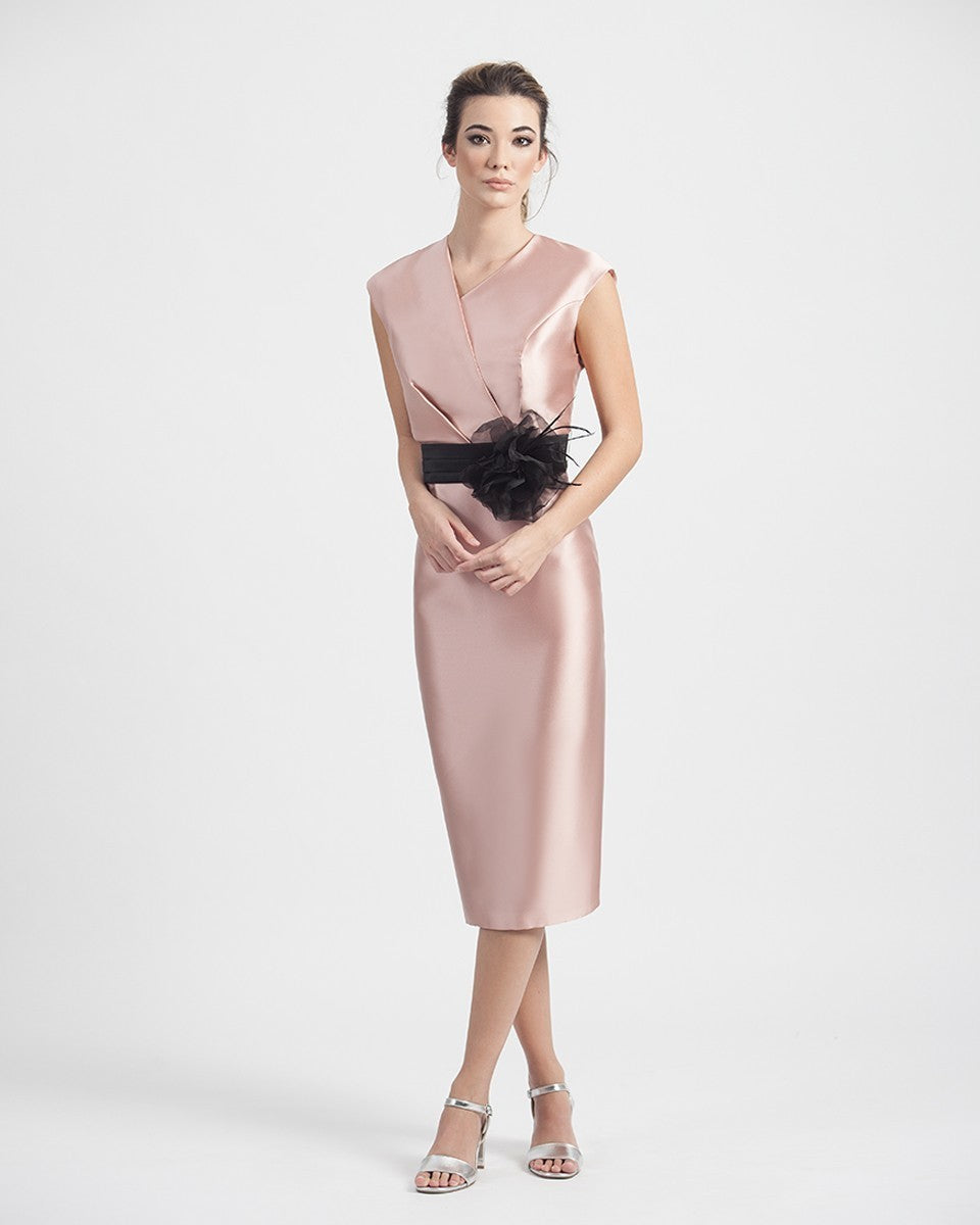 Vestido midi de escote cruzado con cinturón con detalle de flor en el centro