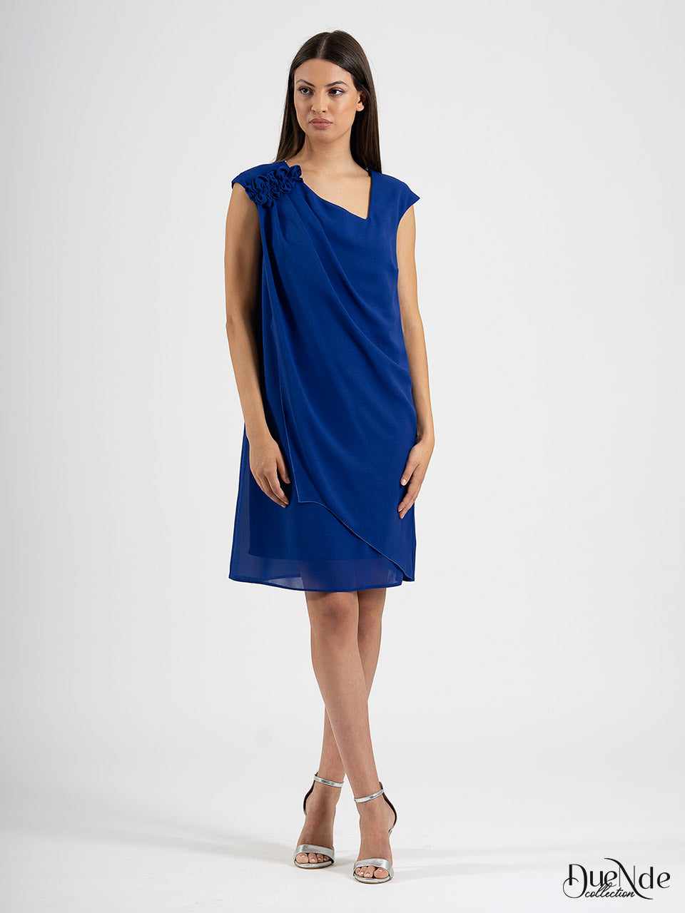 Short flared and crepe cape-shaped dress with pleated detail on the shoulder