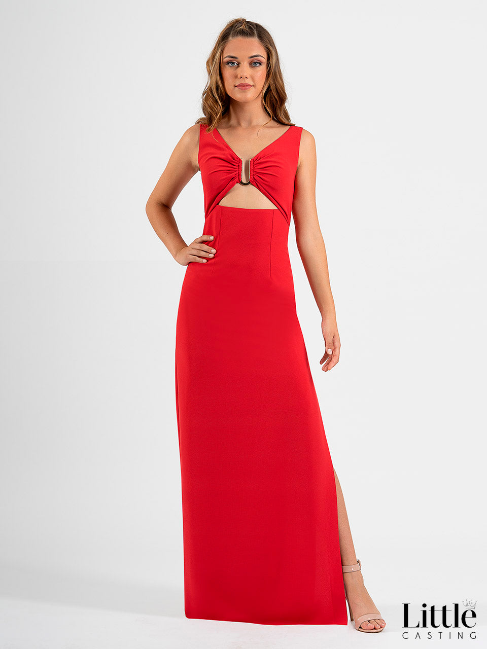 Long, straight dress with a V-neckline with a buckle in the center and an opening to the waist