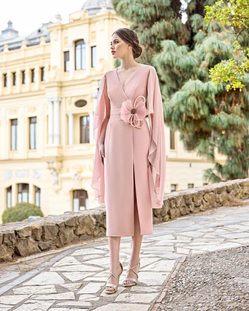 Vestido midi rosa con capa de gasa en las mangas y flor en la cintura