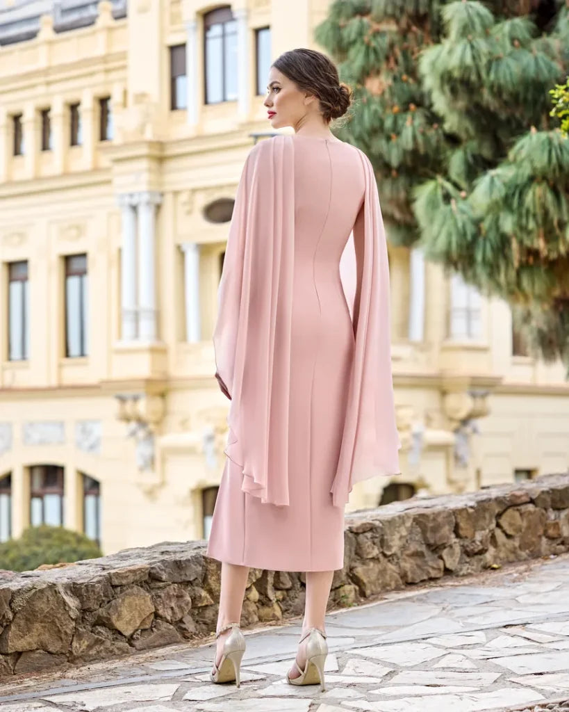 Vestido midi rosa con capa de gasa en las mangas y flor en la cintura