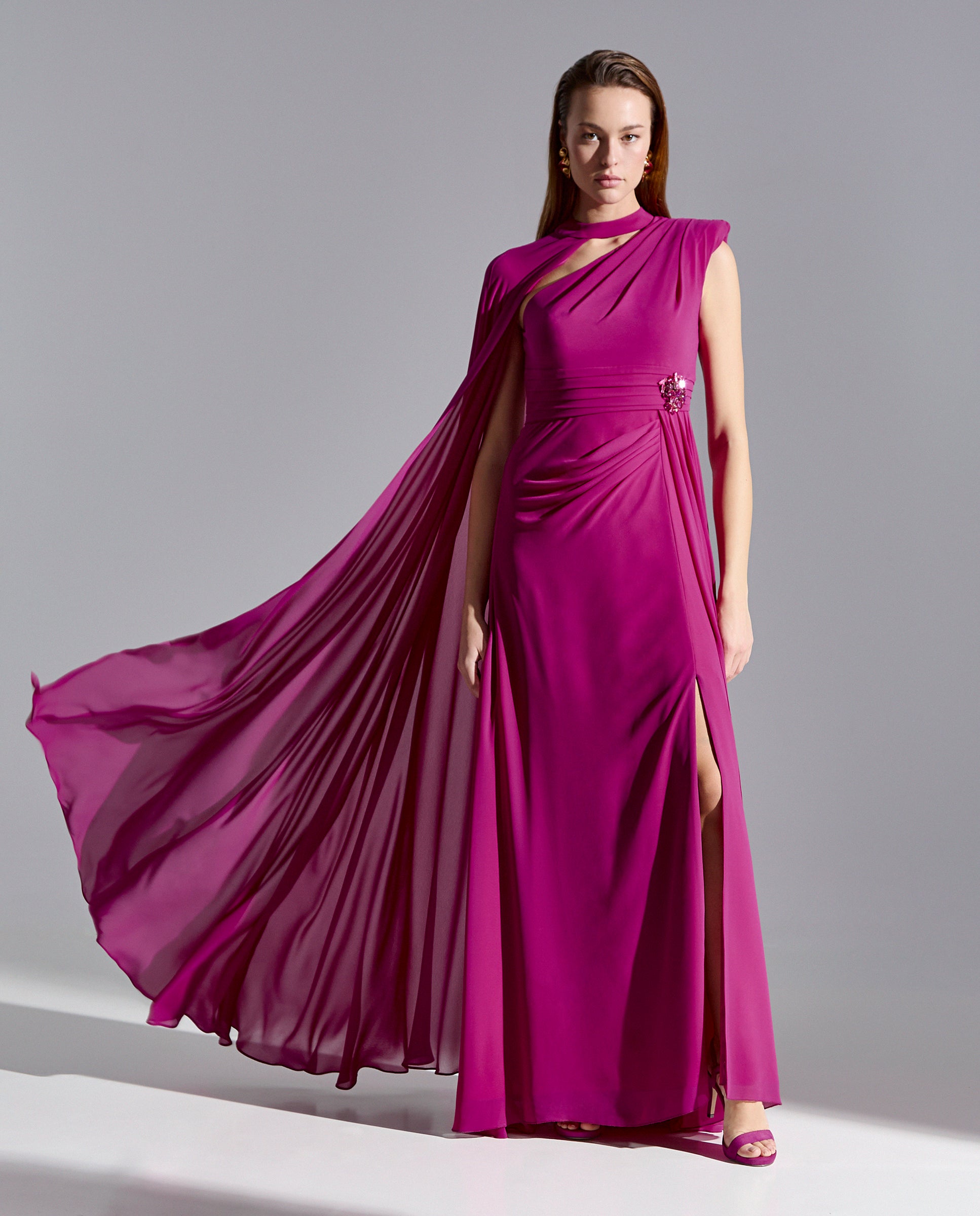 Vestido largo de escote asimétrico plisado sin mangas y capa lateral